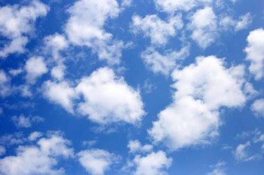 Beyaz bulutlu mavi gökyüzü