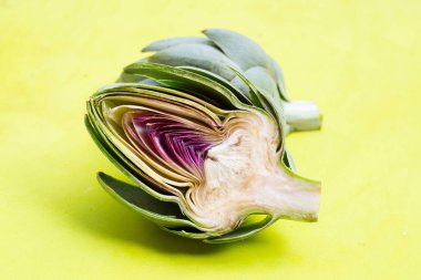 Yeşil arkaplanda taze enginar