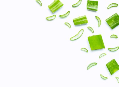 Aloe Vera beyaz arka planda, sağlık ve güzellik için popüler bir ilaç bitkisidir..