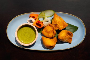 Samosa, kızarmış patates. Hindistan Atıştırması
