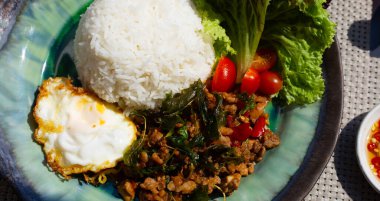 Kızarmış domuz pirinci ve kutsal fesleğen, kızarmış yumurta..