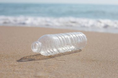 Plastik şişe sahilde