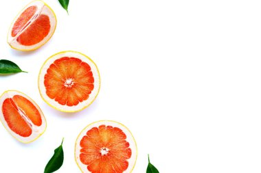 Yüksek vitamin C. Beyaz arka planda sulu greyfurt..