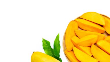 Tropik meyve, beyaz arka planda ahşap tabakta mango dilimleri. Üst görünüm