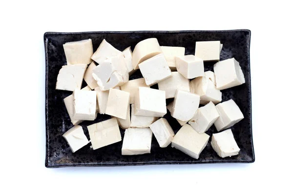 Białe Tofu Czarnym Talerzu Białym Tle — Zdjęcie stockowe