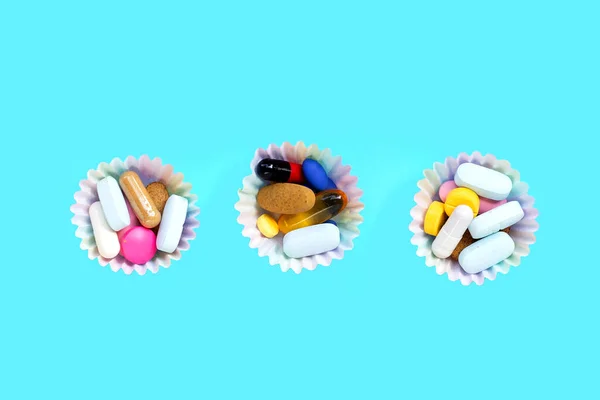 Färgglada Tabletter Med Kapslar Och Piller Muffins Omslag Blå Bakgrund — Stockfoto