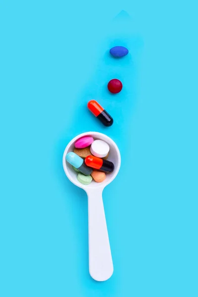 Färgglada Medicin Piller Tabletter Och Kapslar Blå Bakgrund Kopiera Utrymme — Stockfoto