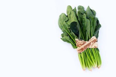 Beyaz arkaplanda taze ıspanak