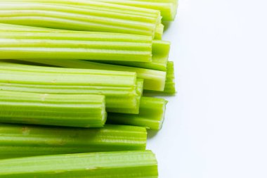 Beyaz arka planda taze kereviz. Üst görünüm