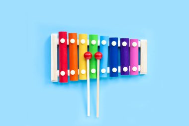 Mavi arkaplanda renkli ksilofon.