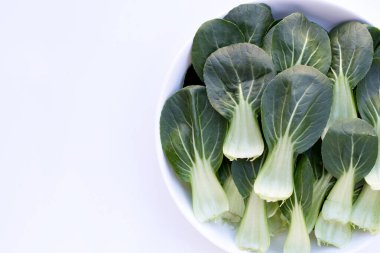 Beyaz arkaplanda bok choy.