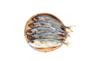 Beyaz arka plan üzerinde çiğ balık.