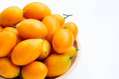 Beyaz arkaplanda yalıtılmış Marian erik meyvesi