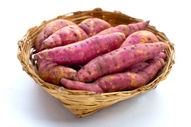 tatlı patates bambu sepet içinde