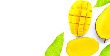 Tropik meyve, beyaz arka planda mango. Üst görünüm