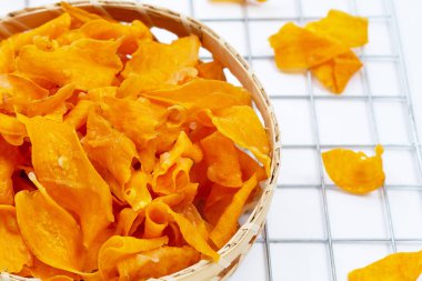 Kızarmış patates cipsi.