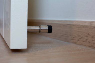 Kapı tıkaçlı beyaz kapı.