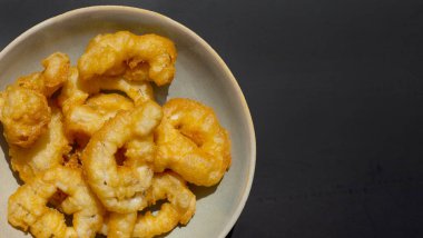 Kavanozda kızarmış kalamar. Üst görünüm