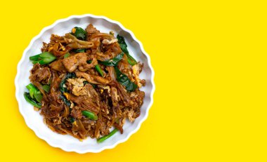 Soya soslu pilavlı erişte ve domuz eti.