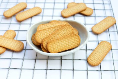 beyaz zemin üzerine bisküvi.