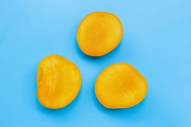Tropik meyve, mavi arka planda mango. Üst görünüm