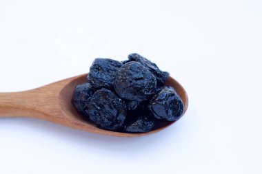 Beyaz arkaplanda kuru erik