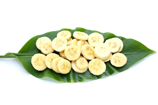 緑の葉にバナナのスライス — ストック写真