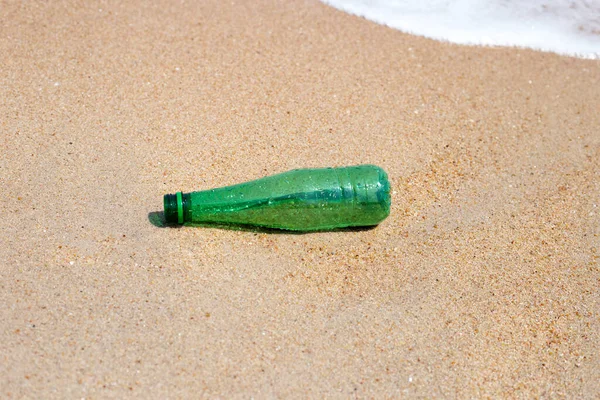 Green Plastic Bottle Beach — Zdjęcie stockowe