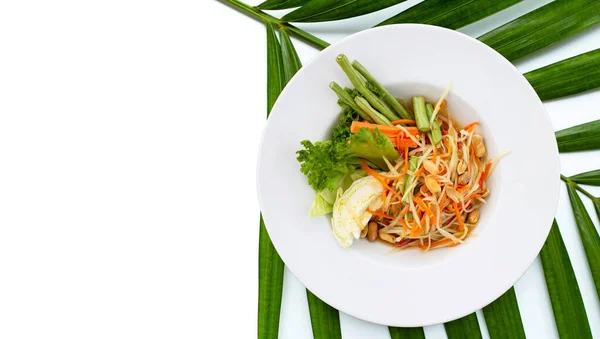 Pittige Papaya Salade Witte Plaat — Stockfoto