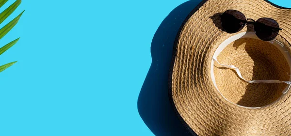배경에 모자와 선글라스 여름휴가 개념을 십시오 — 스톡 사진