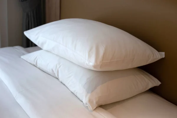 寝室に白い枕付きのベッド — ストック写真
