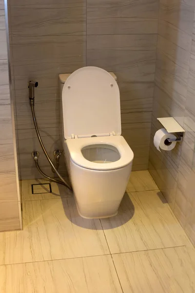 Weiße Toilettenschüssel Auf Dem Boden — Stockfoto