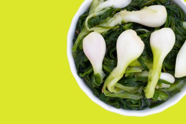 Beyaz kasede taze soğan turşusu.