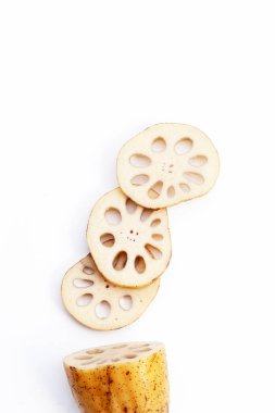 Beyaz arkaplanda nilüfer kökü