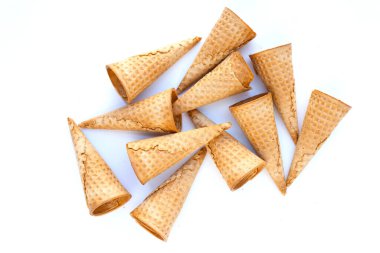 beyaz zemin üzerinde boş dondurma koni.