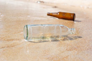 Kumsalda cam şişe