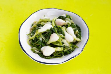 Beyaz kasede taze soğan turşusu.