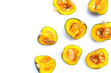 Beyaz arkaplanda yeşil balkabağı parçaları