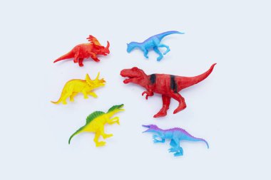 Beyaz arka planda plastik dinozor oyuncakları. Üst görünüm