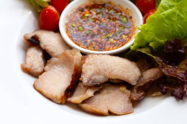 Baharatlı soslu ızgara domuz budu.