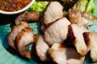 Baharatlı soslu ızgara domuz budu.