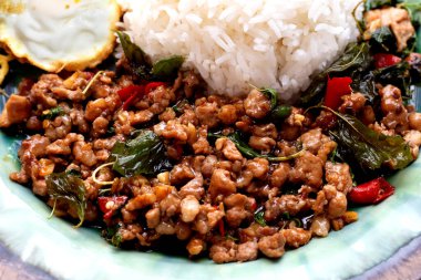 Kızarmış domuz pirinci ve kutsal fesleğen, kızarmış yumurta..