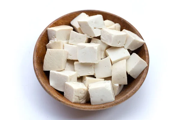 白色背景的木制碗中的白豆腐 — 图库照片