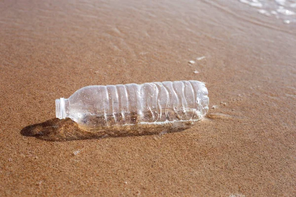 Пластиковая Бутылка Пляже — стоковое фото