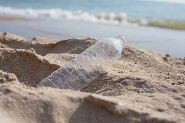 Plastik şişe sahilde