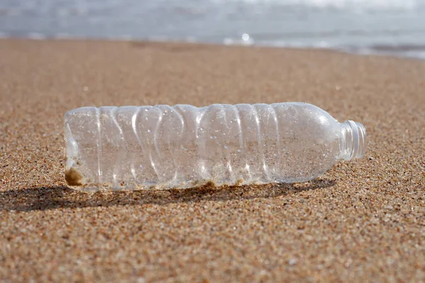 Garrafa Plástico Praia — Fotografia de Stock