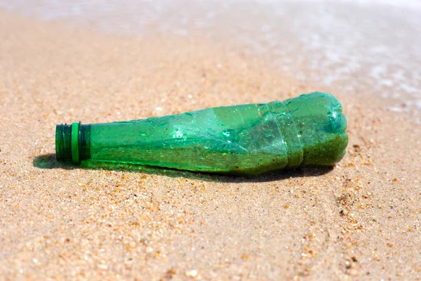Green Plastic Bottle Beach — Stockfoto