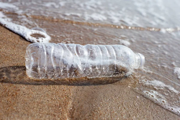 Plastik şişe sahilde
