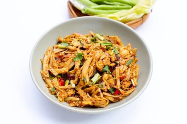 Baharatlı bambu salatası. Tayland yemeği.