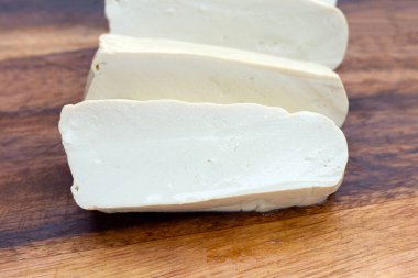 Tahta kesme tahtasında beyaz tofu